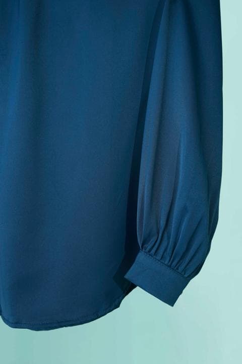 Foto model menggunakan produk Arabel Ruffle Blouse