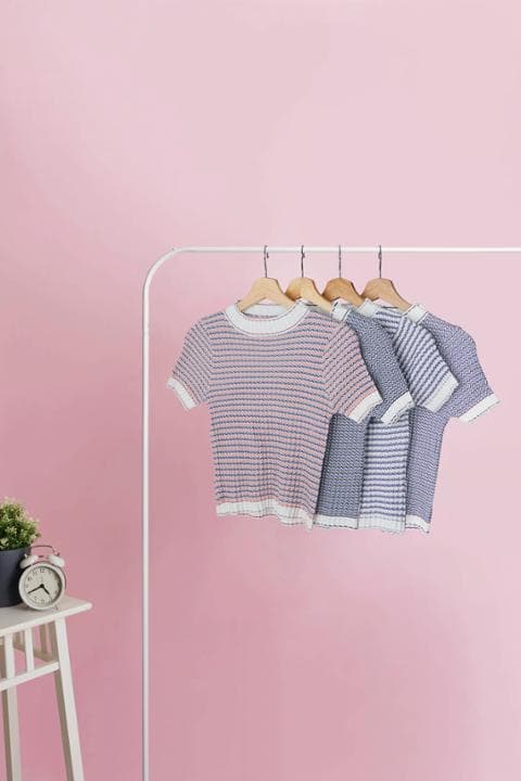 Foto model menggunakan produk Zee Knit Crop Tees