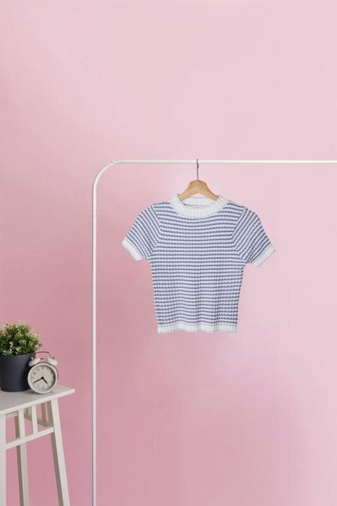 Foto model menggunakan produk Zee Knit Crop Tees