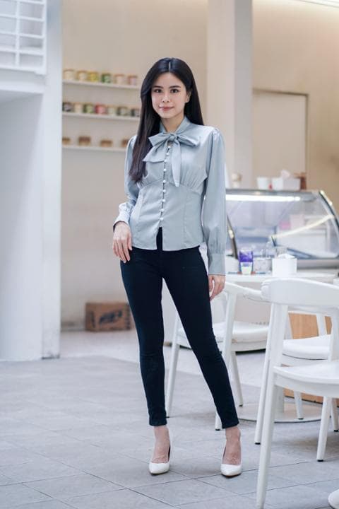 Foto model menggunakan produk Lory Bow Preppy Blouse