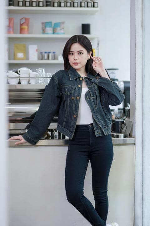 Foto model menggunakan produk Xeola Asymmetric Denim Jacket