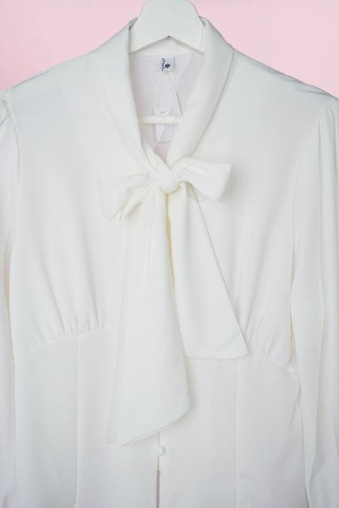 Foto model menggunakan produk Lory Bow Preppy Blouse