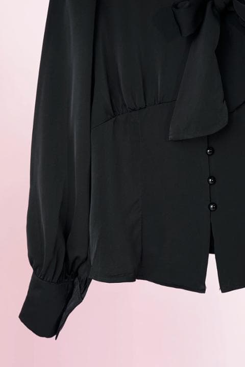 Foto model menggunakan produk Lory Bow Preppy Blouse