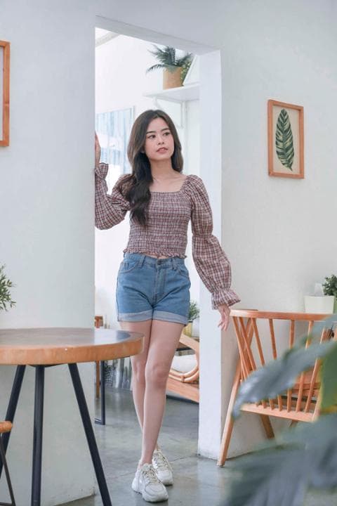 Foto model menggunakan produk June Crop Tartan Blouse