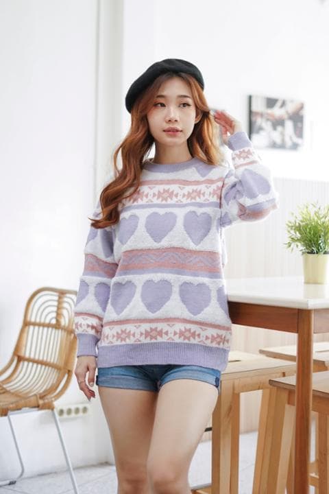 Foto model menggunakan produk Himari Fluffy Knit Sweater