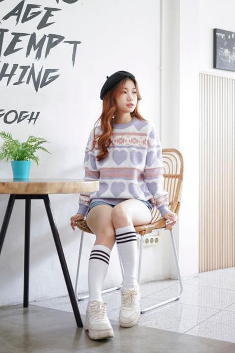 Foto model menggunakan produk Himari Fluffy Knit Sweater