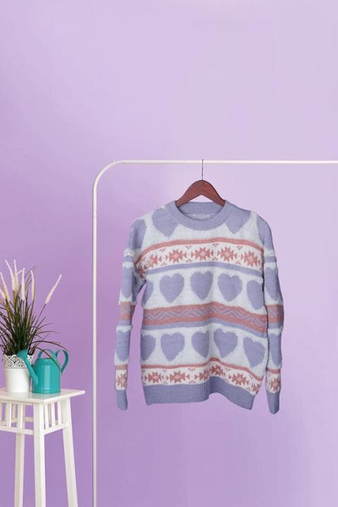 Foto model menggunakan produk Himari Fluffy Knit Sweater