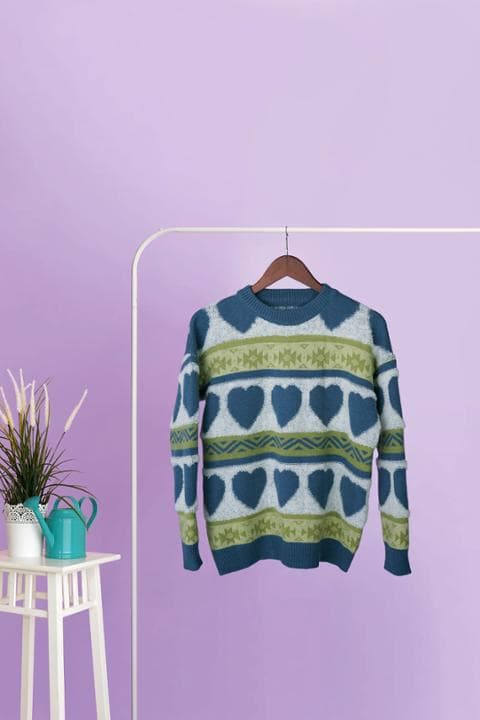 Foto model menggunakan produk Himari Fluffy Knit Sweater