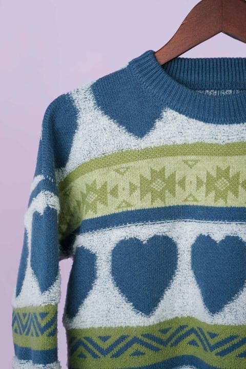 Foto model menggunakan produk Himari Fluffy Knit Sweater