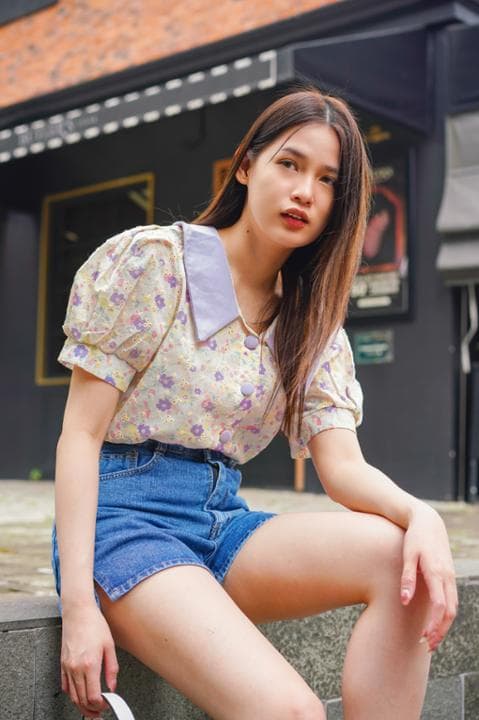 Foto model menggunakan produk Cammy Vintage Floral Blouse