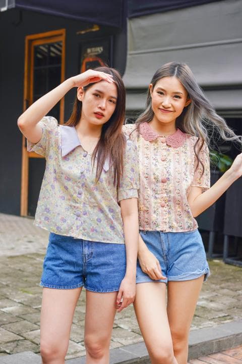 Foto model menggunakan produk Cammy Vintage Floral Blouse