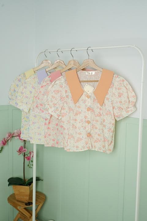 Foto model menggunakan produk Cammy Vintage Floral Blouse