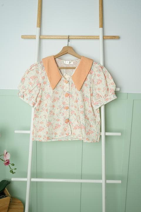 Foto model menggunakan produk Cammy Vintage Floral Blouse