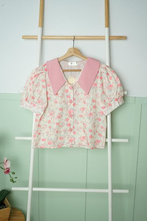 Foto model menggunakan produk Cammy Vintage Floral Blouse