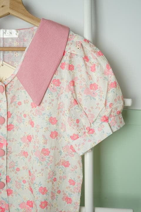 Foto model menggunakan produk Cammy Vintage Floral Blouse