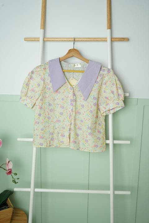 Foto model menggunakan produk Cammy Vintage Floral Blouse