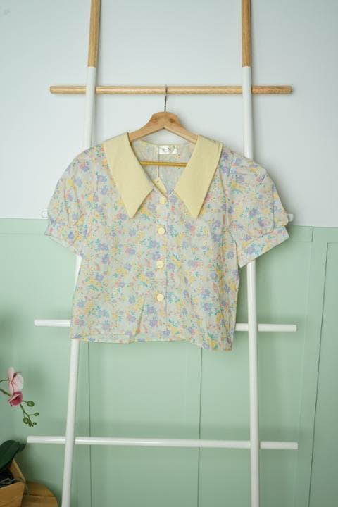 Foto model menggunakan produk Cammy Vintage Floral Blouse