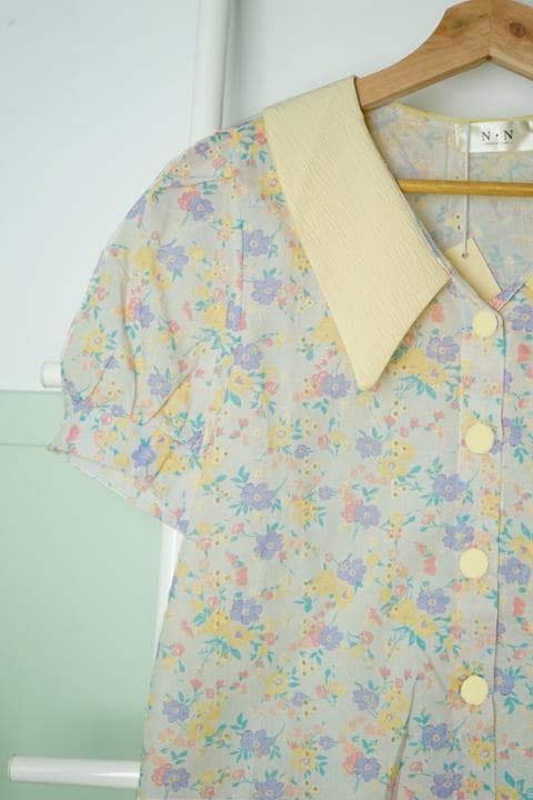Foto model menggunakan produk Cammy Vintage Floral Blouse