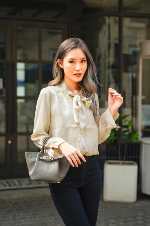 Foto model menggunakan produk Karen Silk Tweed Blouse