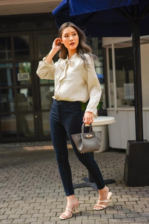 Foto model menggunakan produk Karen Silk Tweed Blouse