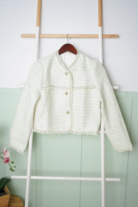 Foto model menggunakan produk Roseanne Tweed Pearl Blazer