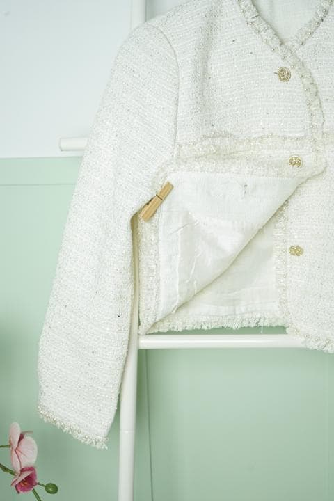 Foto model menggunakan produk Roseanne Tweed Pearl Blazer