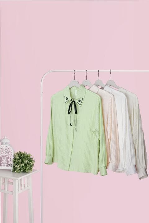 Foto model menggunakan produk Keira Flower Ribbon Shirt