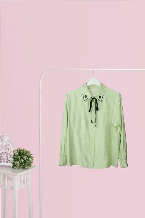 Foto model menggunakan produk Keira Flower Ribbon Shirt