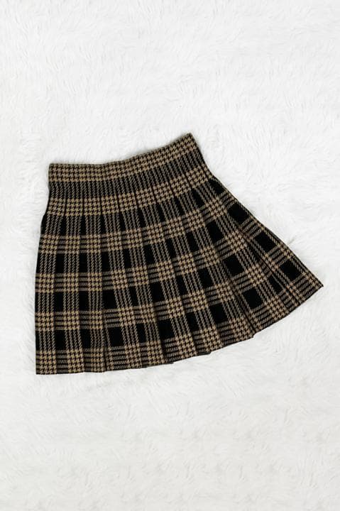 Foto model menggunakan produk Pepa Gingham Knit Mini Skirt