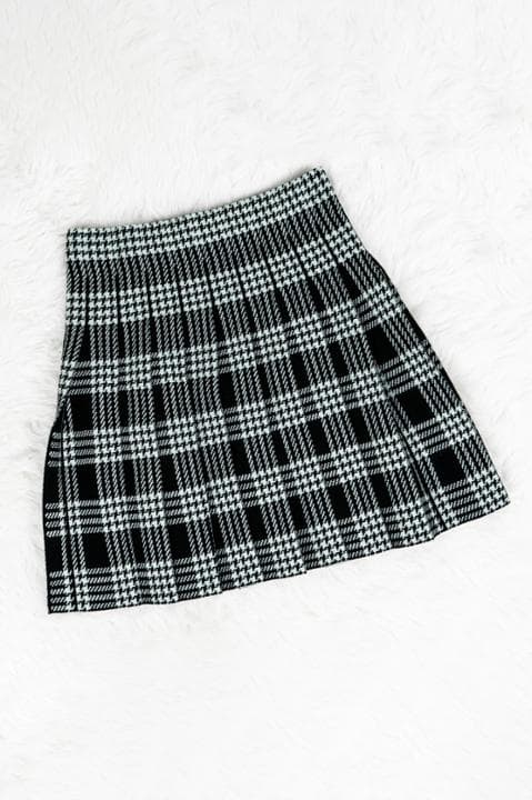 Foto model menggunakan produk Pepa Gingham Knit Mini Skirt