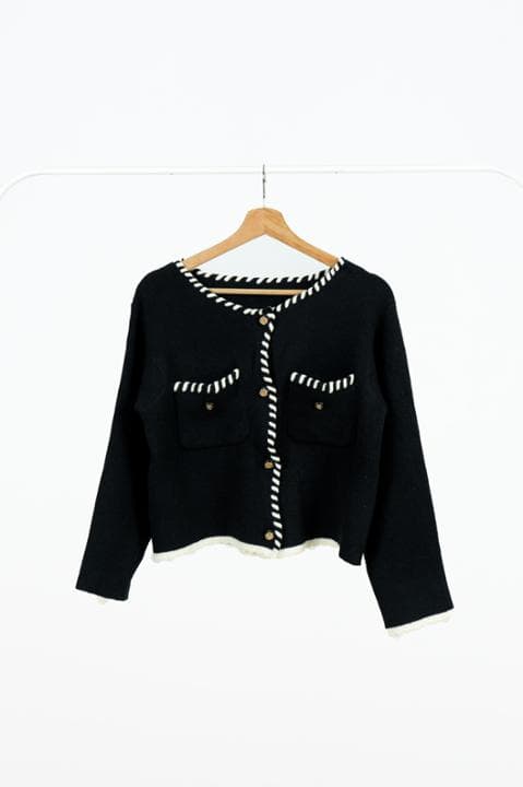 Foto model menggunakan produk Miranda Basic Knit Cardigan