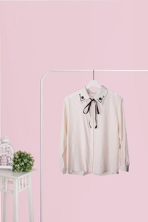 Foto model menggunakan produk Keira Flower Ribbon Shirt