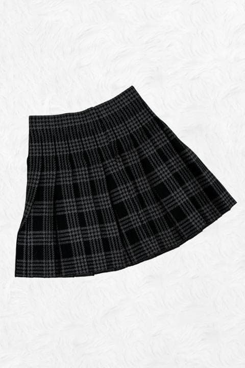 Foto model menggunakan produk Pepa Gingham Knit Mini Skirt