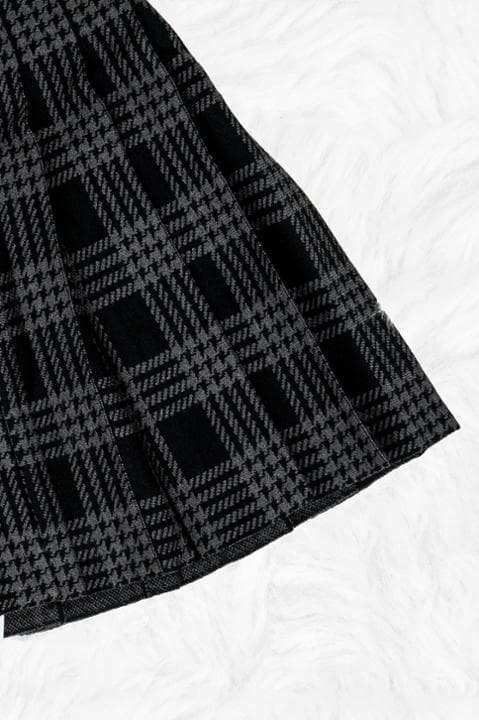 Foto model menggunakan produk Pepa Gingham Knit Mini Skirt