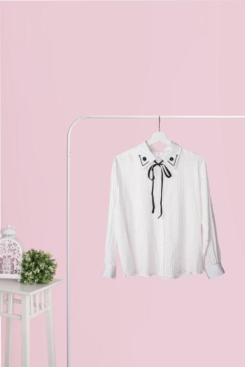 Foto model menggunakan produk Keira Flower Ribbon Shirt
