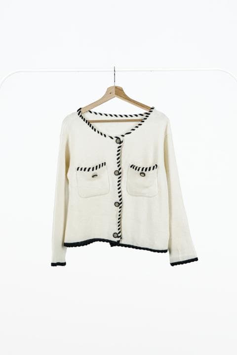 Foto model menggunakan produk Miranda Basic Knit Cardigan
