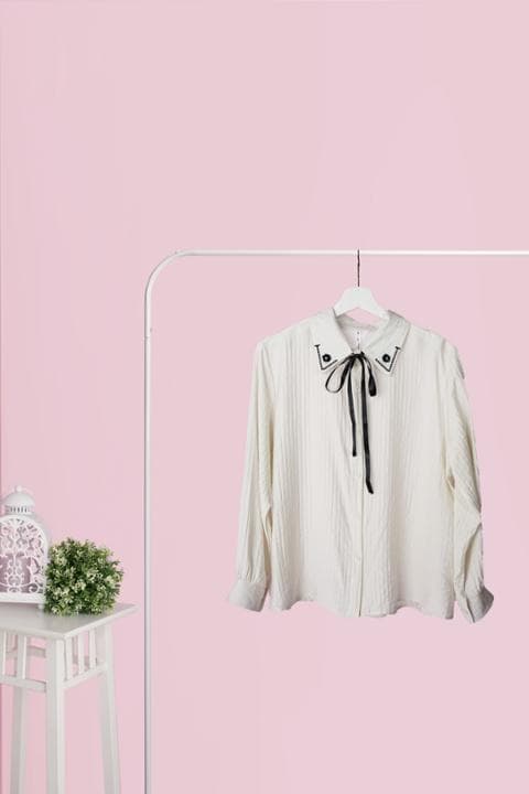 Foto model menggunakan produk Keira Flower Ribbon Shirt
