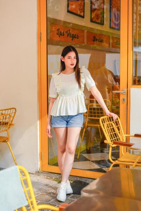 Foto model menggunakan produk Ava Frill Basic Blouse