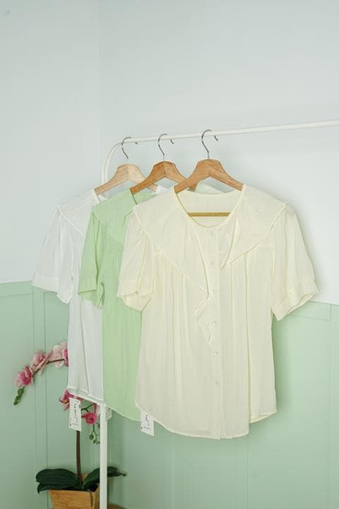 Foto model menggunakan produk Bonnie Ruffle Daily Blouse