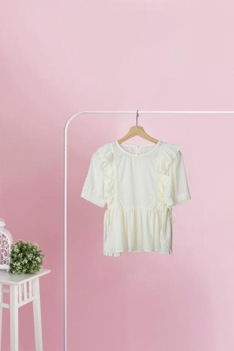 Foto model menggunakan produk Ava Frill Basic Blouse