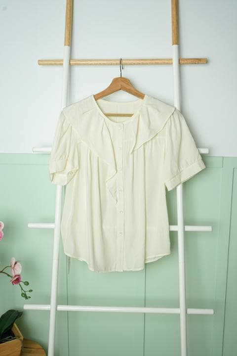 Foto model menggunakan produk Bonnie Ruffle Daily Blouse