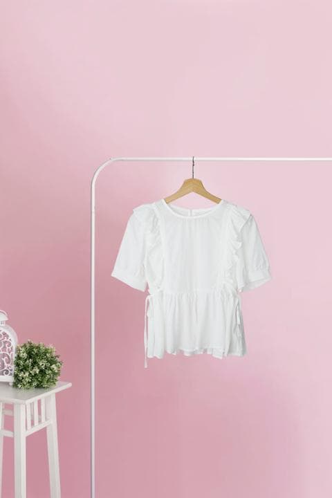 Foto model menggunakan produk Ava Frill Basic Blouse