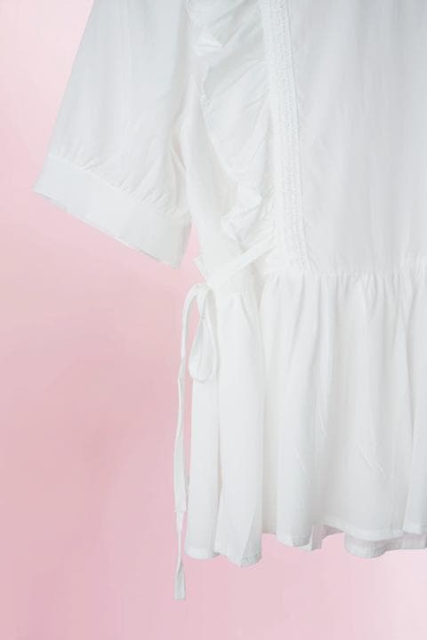 Foto model menggunakan produk Ava Frill Basic Blouse