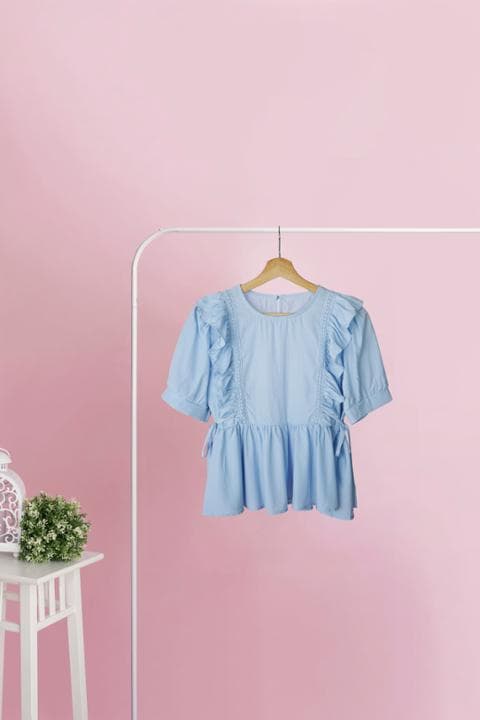 Foto model menggunakan produk Ava Frill Basic Blouse
