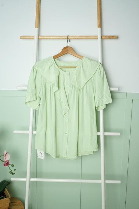 Foto model menggunakan produk Bonnie Ruffle Daily Blouse