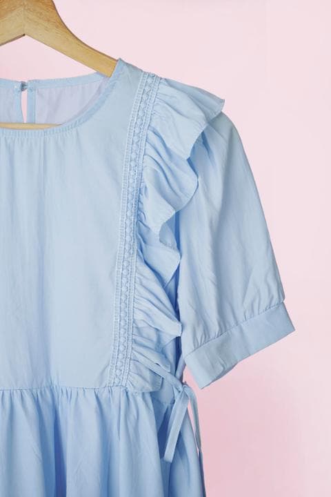 Foto model menggunakan produk Ava Frill Basic Blouse