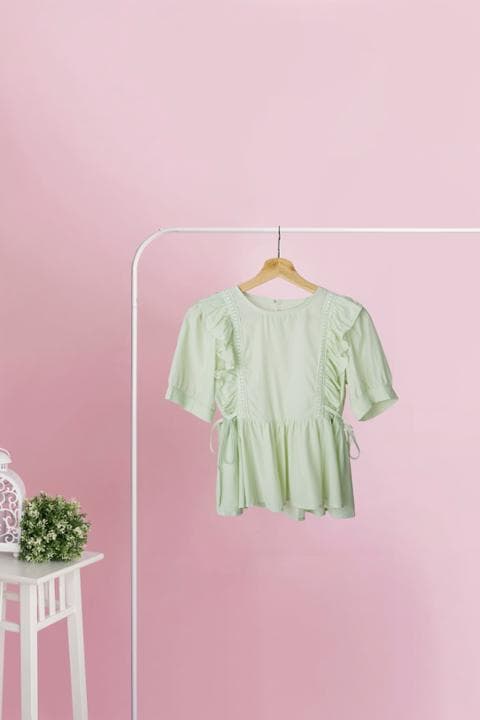 Foto model menggunakan produk Ava Frill Basic Blouse