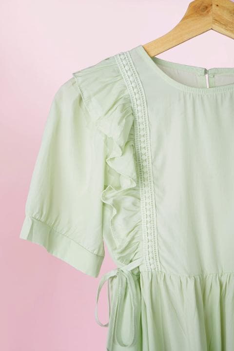 Foto model menggunakan produk Ava Frill Basic Blouse
