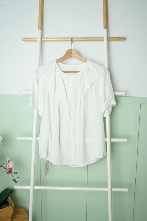 Foto model menggunakan produk Bonnie Ruffle Daily Blouse
