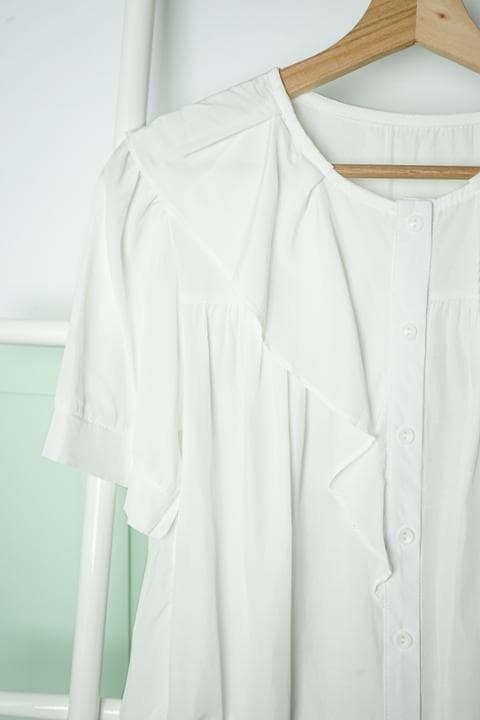 Foto model menggunakan produk Bonnie Ruffle Daily Blouse